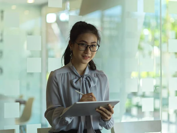 Portrait Businesswoman Smiling Camera While Working Tablet Office Room — Stock Photo, Image