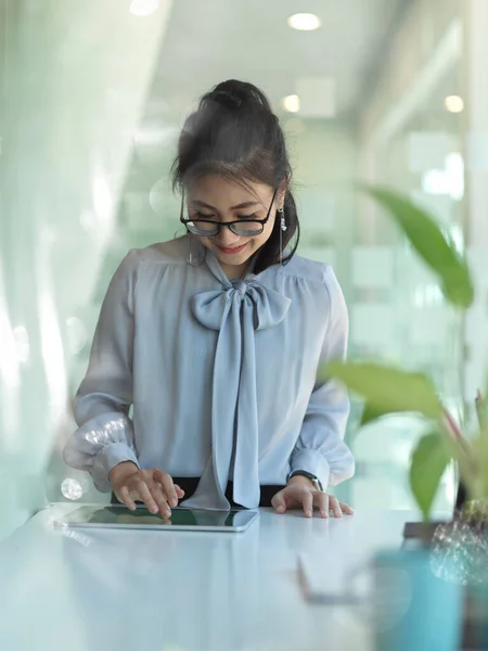 Portret Bizneswoman Dotykającej Cyfrowym Ekranie Tabletu Stole Roboczym Biurze — Zdjęcie stockowe