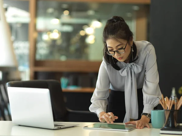 Retrato Mujer Negocios Tocando Tableta Digital Mientras Trabaja Sala Oficina —  Fotos de Stock