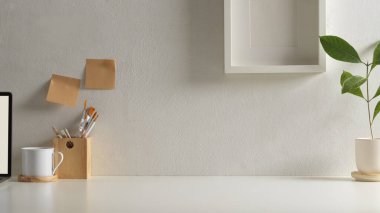 Çalışma alanını fotokopi alanı, dizüstü bilgisayar, malzeme ve dekorasyonla kapat