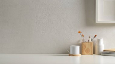 Ofis odasında fotokopi alanı, malzeme, bardak ve dekorasyonla kırpılmış çalışma alanı.