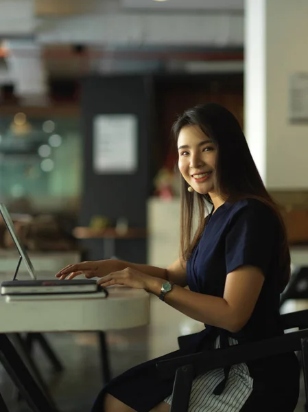 Portrait Female Office Worker Smiling Camera While Typing Laptop Keyboard — Stock Photo, Image