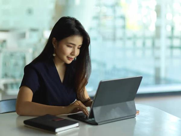 Portrait Businesswoman Concentrating Her Work Digital Tablet Table — Stock Photo, Image