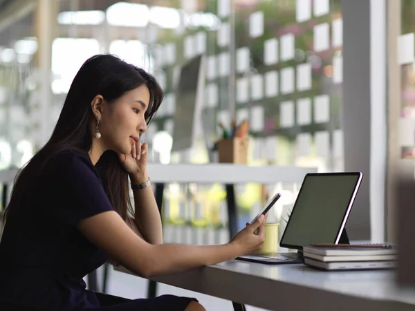Side View Female Office Worker Looking Her Smartphone While Working — Stock Photo, Image