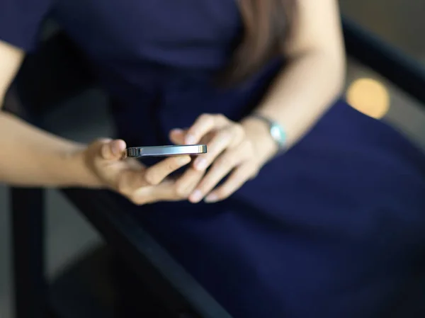 Cropped Shot Female Hands Using Smartphone While Sitting Chair Office — Stock Photo, Image