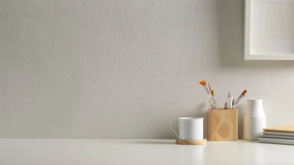 Vágott Munkaterület Otthoni Irodai Szobában Fénymásoló Hellyel Kellékekkel Csészével Dekorációval — Stock Fotó