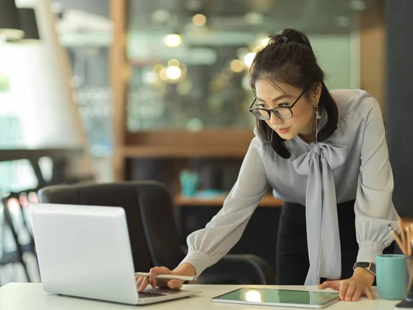 Portrait Businesswoman Working Laptop While Standing Worktable — Stock Photo, Image