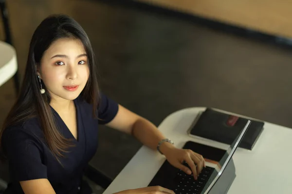 Top View Businesswoman Looking Camera While Working Laptop Office Room — Stock Photo, Image