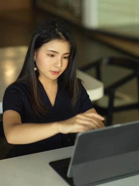 Portrait Female Office Worker Working Digital Tablet Office Room — Stock Photo, Image