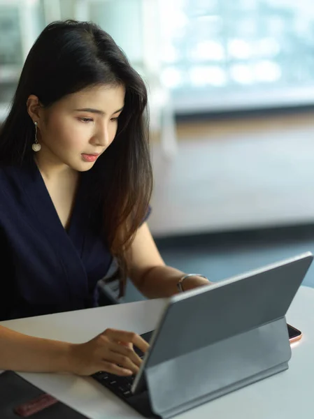 Cropped Shot Female Office Worker Focusing Her Work Digital Tablet — Stock Photo, Image