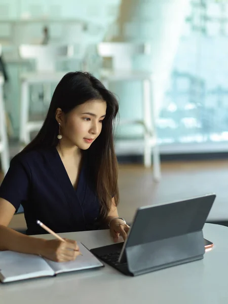 Cropped Shot Businesswoman Hand Writing Notebook While Working Laptop Table — Stock Photo, Image