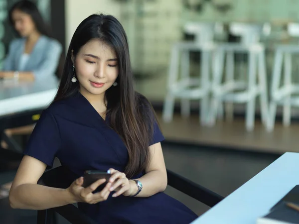 Close View Businesswoman Using Smartphone While Relaxing Cafeteria — Stock Photo, Image