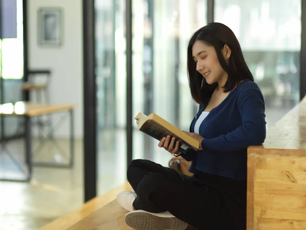 Vista Lateral Livro Leitura Estudante Sexo Feminino Enquanto Sentado Escadaria — Fotografia de Stock