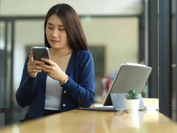 Portrait Female Student Using Smartphone While Relaxing Doing Assignment Cafe — Stock Photo, Image