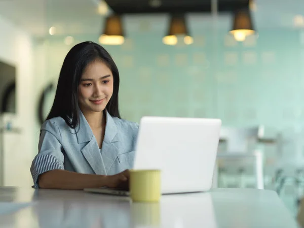 Portrait Businesswoman Focusing Her Work Whit Laptop Meeting Room — Stock Photo, Image