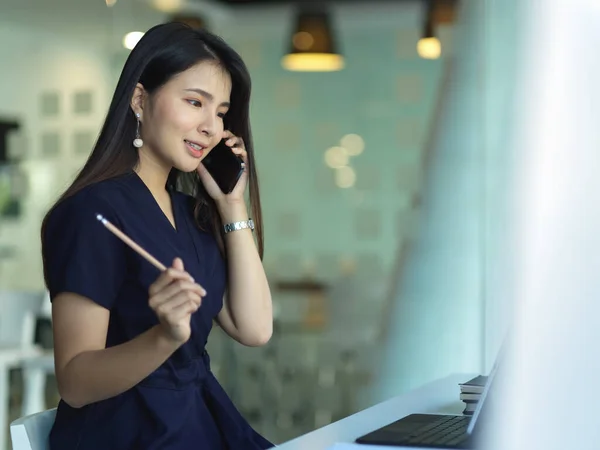 Portrait Businesswoman Talking Phone While Working Worktable Office Room — Stock Photo, Image