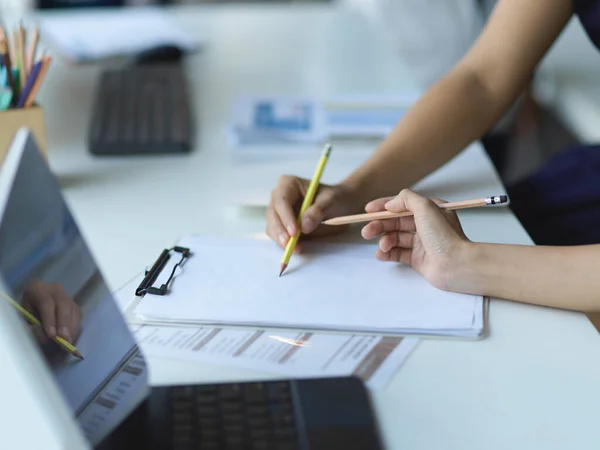 Vista Cerca Las Manos Los Empresarios Que Trabajan Juntos Papeleo — Foto de Stock