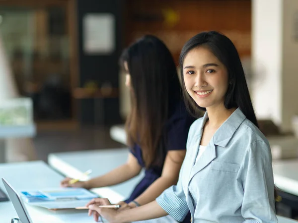 Portrait Businesswoman Smiling Camera While Sitting Next Her Coworker Meeting — Stock Photo, Image