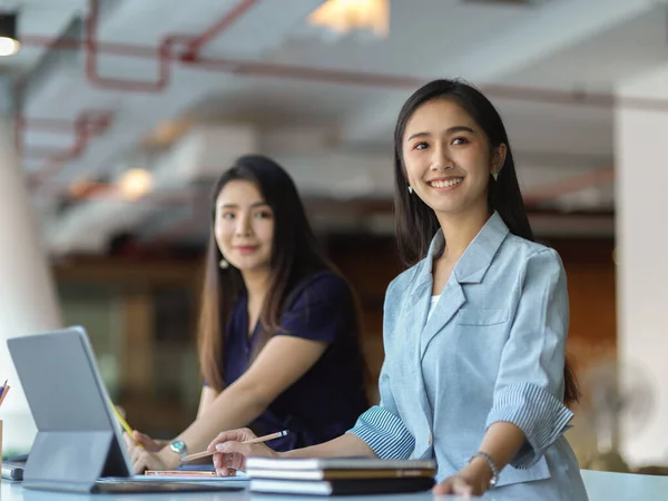 Portraits Two Businesswoman Siting Next Each Other Meeting Room — Stock Photo, Image