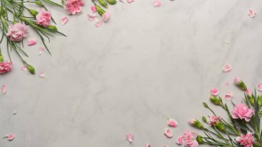 Mermer masa üzerine süslenmiş pembe çiçeğin üst görünümü, çiçek arkaplanı 