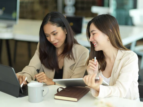 Portretten Van Twee Zakenvrouwen Die Met Elkaar Werken Praten Vergaderzaal — Stockfoto