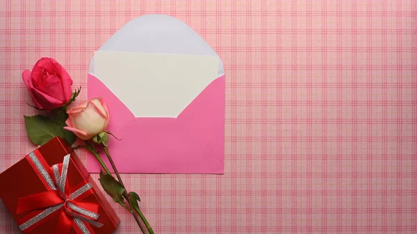 Üstünde Pembe Zarf Güller Pembe Masa Üzerinde Kırmızı Hediye Kutusu — Stok fotoğraf