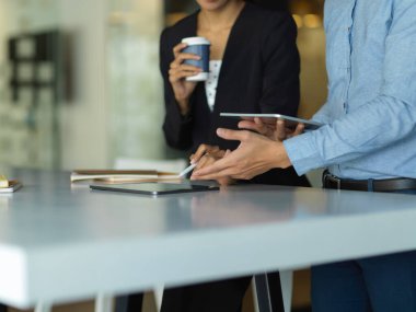 İş adamlarının ofis malzemeleriyle toplantı masasında danışmanlık yaptığı görüntüler.
