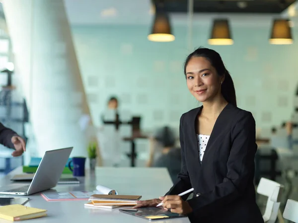 Retrato Mujer Negocios Sonriendo Cámara Mientras Reunía Con Sus Colegas — Foto de Stock