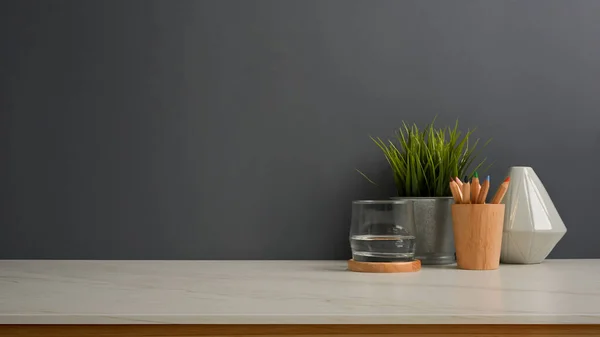 Vista Cerca Mesa Trabajo Con Vaso Agua Papelería Florero Maceta —  Fotos de Stock