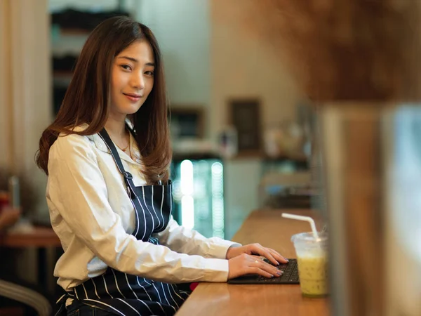 Oldalnézet Női Barista Mosolygós Kamera Használata Közben Digitális Tabletta Bárban — Stock Fotó