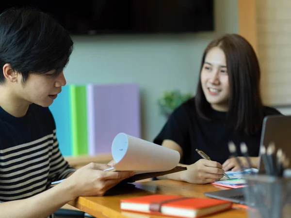 사무실 방에서 클립보드를 사용하여 작업을 근로자의 — 스톡 사진