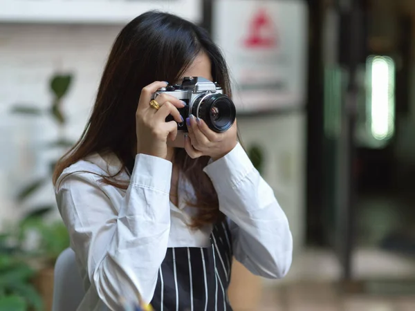 Portret Van Vrouwelijke Fotograaf Die Foto Maakt Met Digitale Camera — Stockfoto