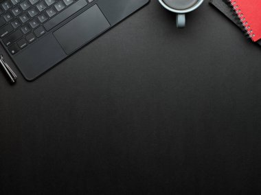 Çalışma alanının üst görünümü dizüstü bilgisayar klavyesi, kahve fincanı, defterler ve fotokopi odası