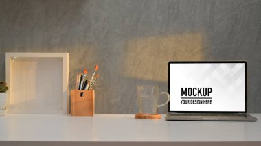 Çalışma odasının bilgisayar, kırtasiye ve masandaki çerçeve ile görüntüsünü kapat