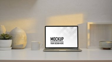 Ev ofis odasındaki çalışma alanını laptopla, bardakla ve dekorasyonla kapat, kırpma yolu