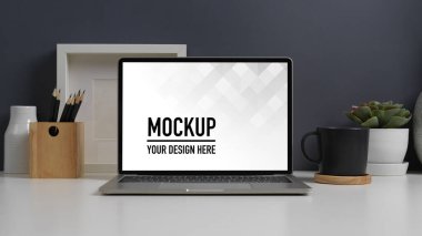 Çalışma alanının görüntüsünü laptop, kırtasiye ve dekorasyonla kapat, ofis odasında, kırpma yolu