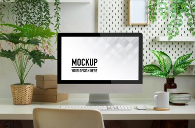 Ana ofis odasındaki biyofili çalışma alanının bilgisayar, malzeme ve fabrikalarla olan görüntüsünü kapat.