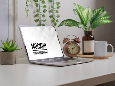 Biyofili çalışma alanında dizüstü bilgisayarlı ve dekorasyonlu çalışma alanının yan görünümü, kırpma yolu