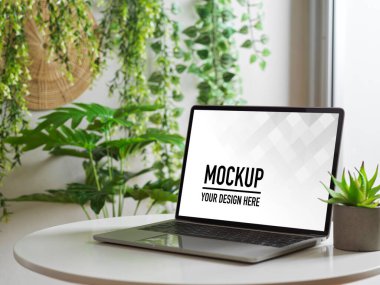 Biyofili eğlence köşesindeki sehpanın üzerinde dizüstü bilgisayarla kesilmiş çalışma alanı, kırpma yolunu da içerir 