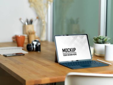 Woden tabletinde klavyeli dijital tabletin kamera ve malzemelerle çekilmiş görüntüsü. 