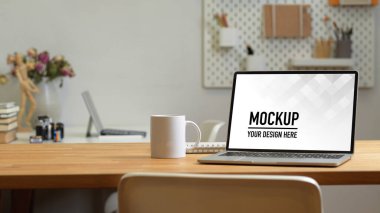 Ofis odasını dizüstü bilgisayarlı, kupalı ve fotokopi masasındaki ofis malzemeleriyle kapatın.