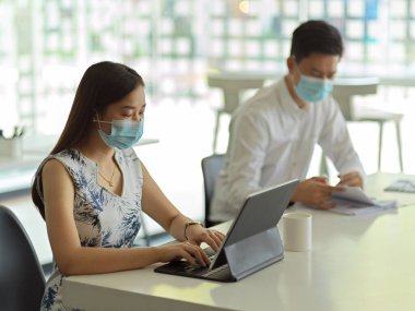 Toplantı odasında yan yana otururken görevlerini yapan iş adamlarının portreleri.