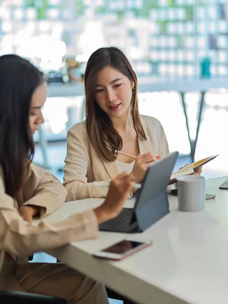 Opname Van Twee Zakenvrouwen Die Samenwerken Met Kantoorbenodigdheden Vergaderzaal — Stockfoto