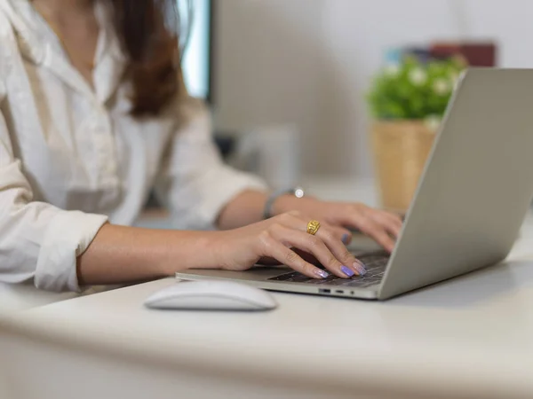 Schnappschuss Weiblicher Hand Beim Tippen Auf Laptop Tastatur Auf Weißem — Stockfoto