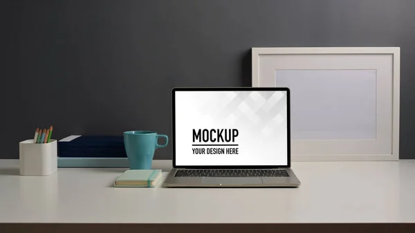 Tutup Tampilan Meja Kerja Dengan Laptop Bingkai Pura Pura Dan — Stok Foto