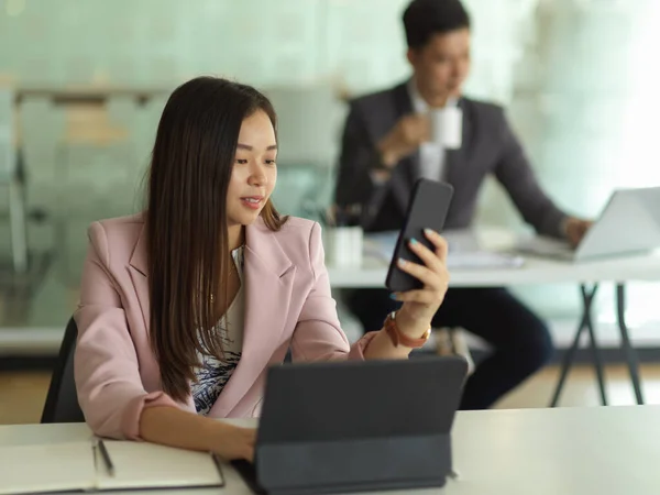 Portrait Businesswoman Using Smartphone While Working Digital Tablet Office Room — Stock Photo, Image