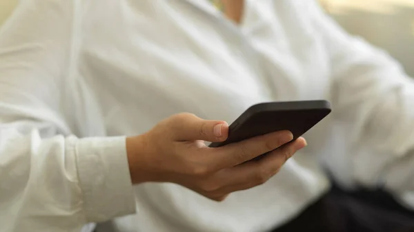 Tutup Tampilan Tangan Perempuan Memegang Smartphone Ruang Kantor — Stok Foto