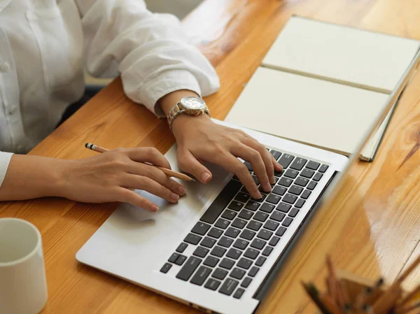 Tiro Cortado Mãos Femininas Digitando Teclado Laptop Mesa Estudo Com — Fotografia de Stock