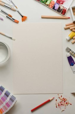 Yaratıcı düz yatay sanatçılar çalışma alanının üst görünümü, ofis odasındaki kağıt ve boya araçları ile