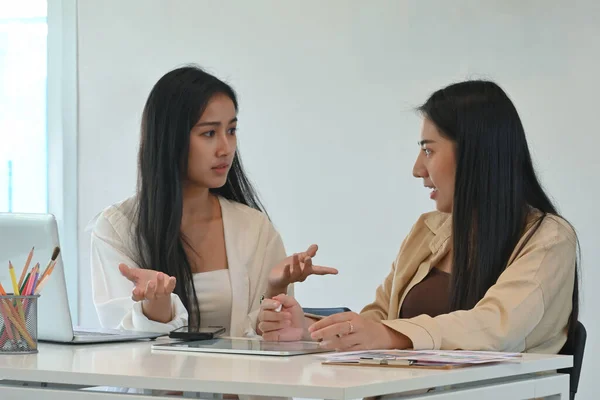 グループ課題をしている間に2人の女性学生が真剣に会話をしているのを間近で見る — ストック写真